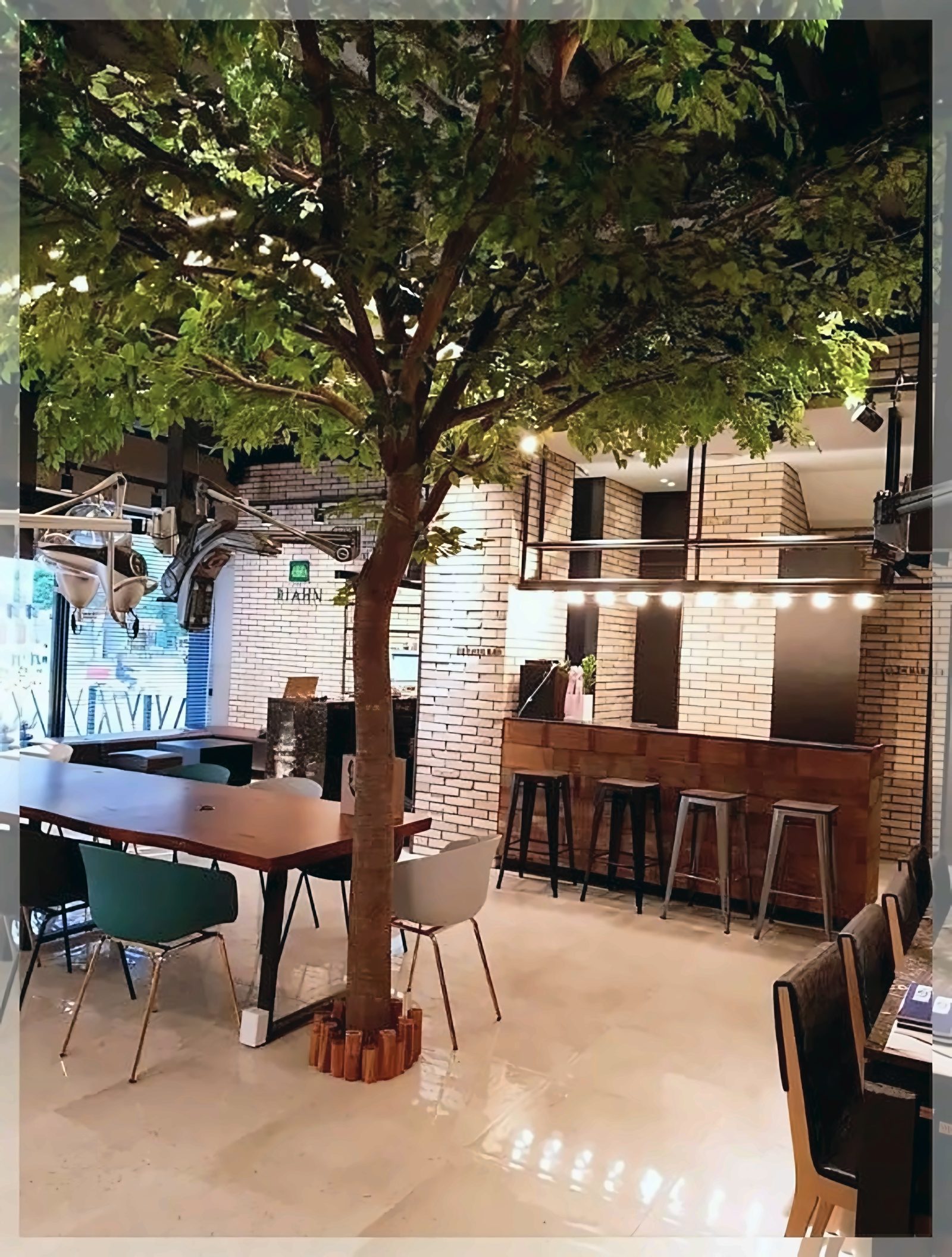 리안헤어 원주단구롯데시네마점 원주 단구동 미용실 매장 - 나무 아래 대기 공간